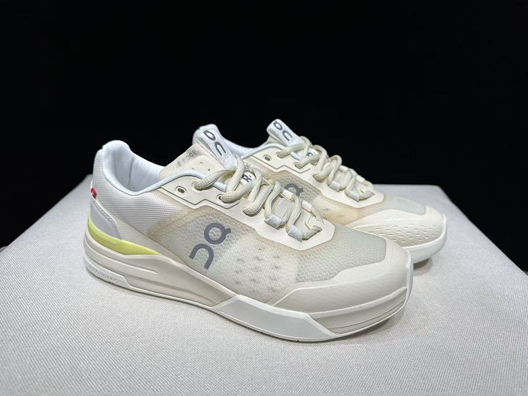 On The Roger Advantage Pro Tennis Sneakers Cream