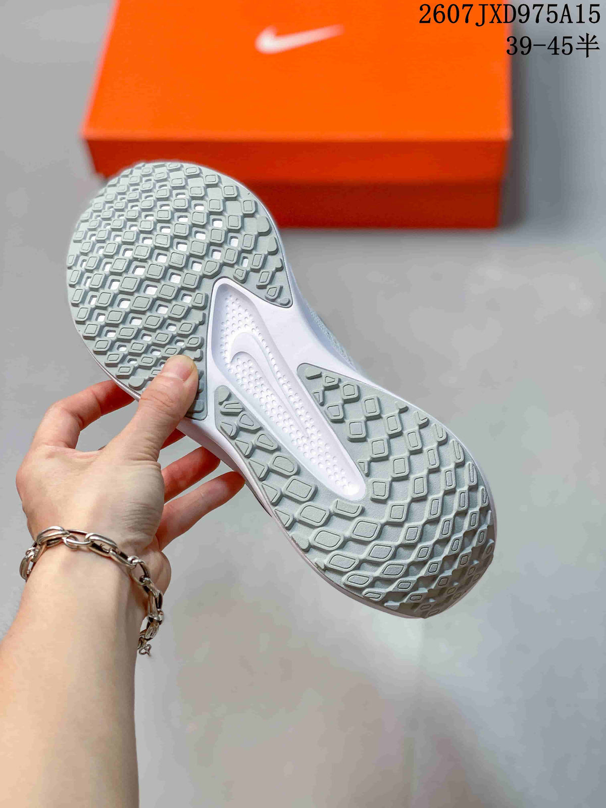 Nike Quest 6 White Low-Top Running Sneakers