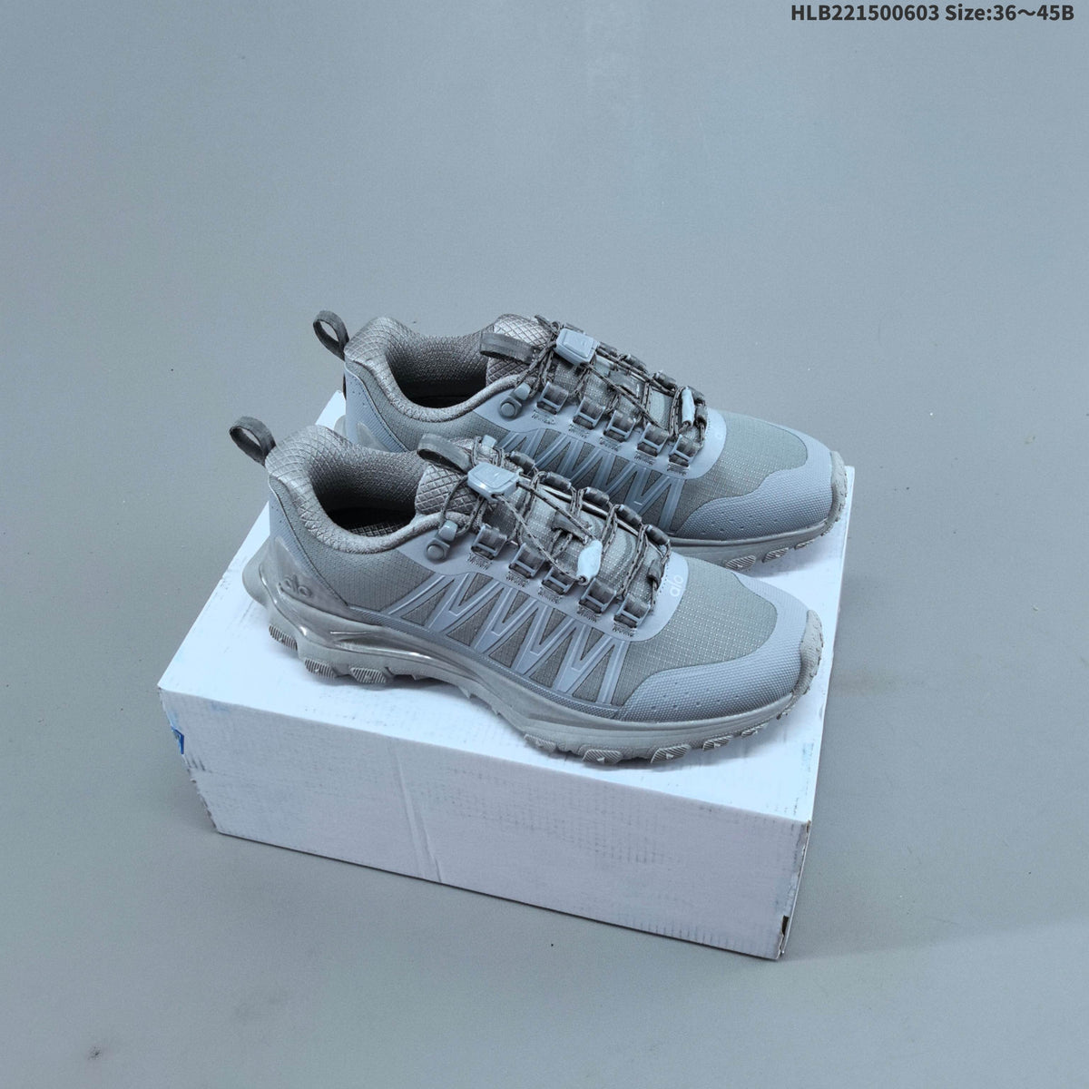 Alo Yoga Alo Runner Low-Top Sneakers in Grey
