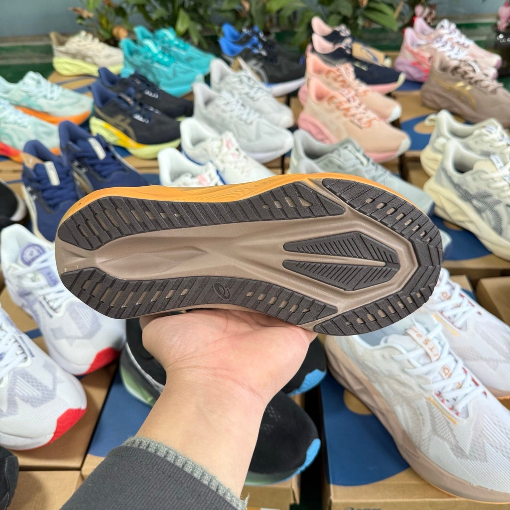 ASICS NOVABLAST 5 LE Brown Running Shoes