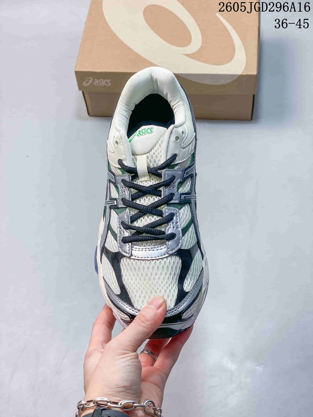 ASICS Gel-Cumulus 16 Sneakers in White, Silver and Green