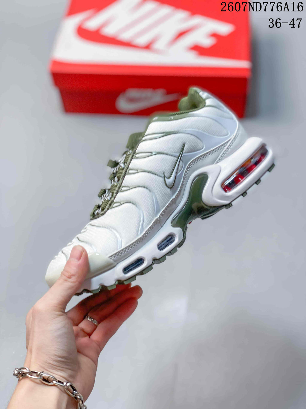 Nike Air Max Plus Sneakers White and Green 2607ND776A16