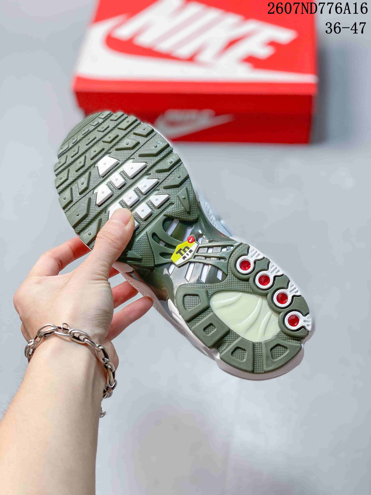 Nike Air Max Plus Sneakers White and Green 2607ND776A16