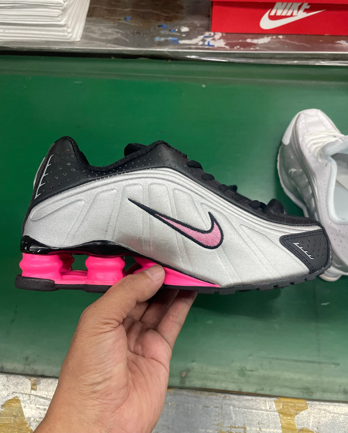 Nike Shox R4 Black Silver Pink Sneakers