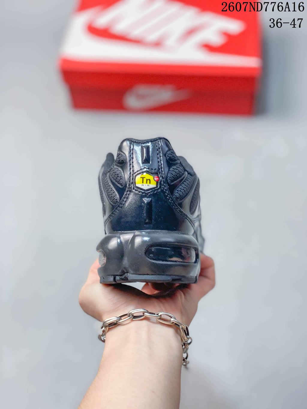 Nike Air Max Plus Sneakers Black 2607ND776A16
