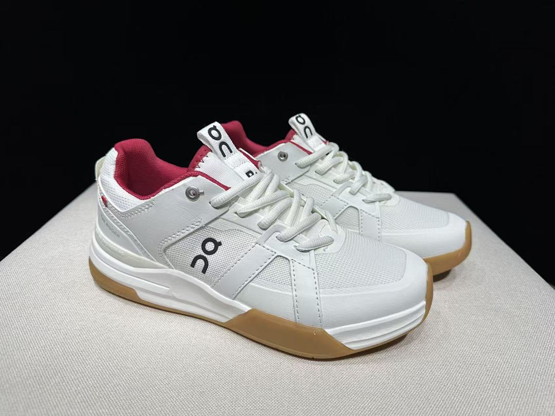 On The Roger Clubhouse Pro Sneakers White Ivory Gum