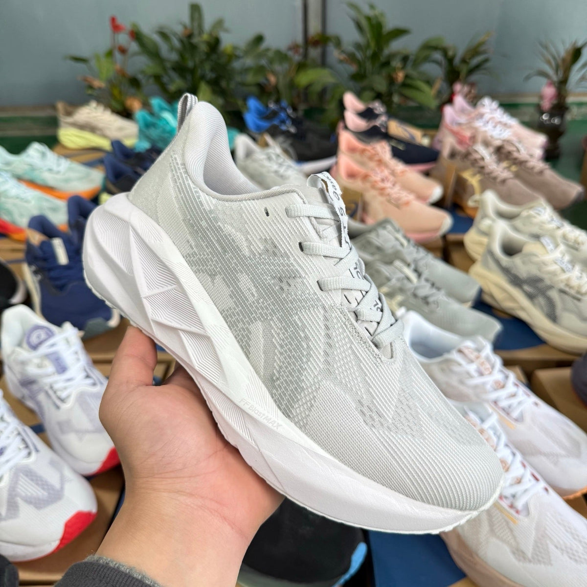 ASICS NOVABLAST 5 LE White Running Shoes