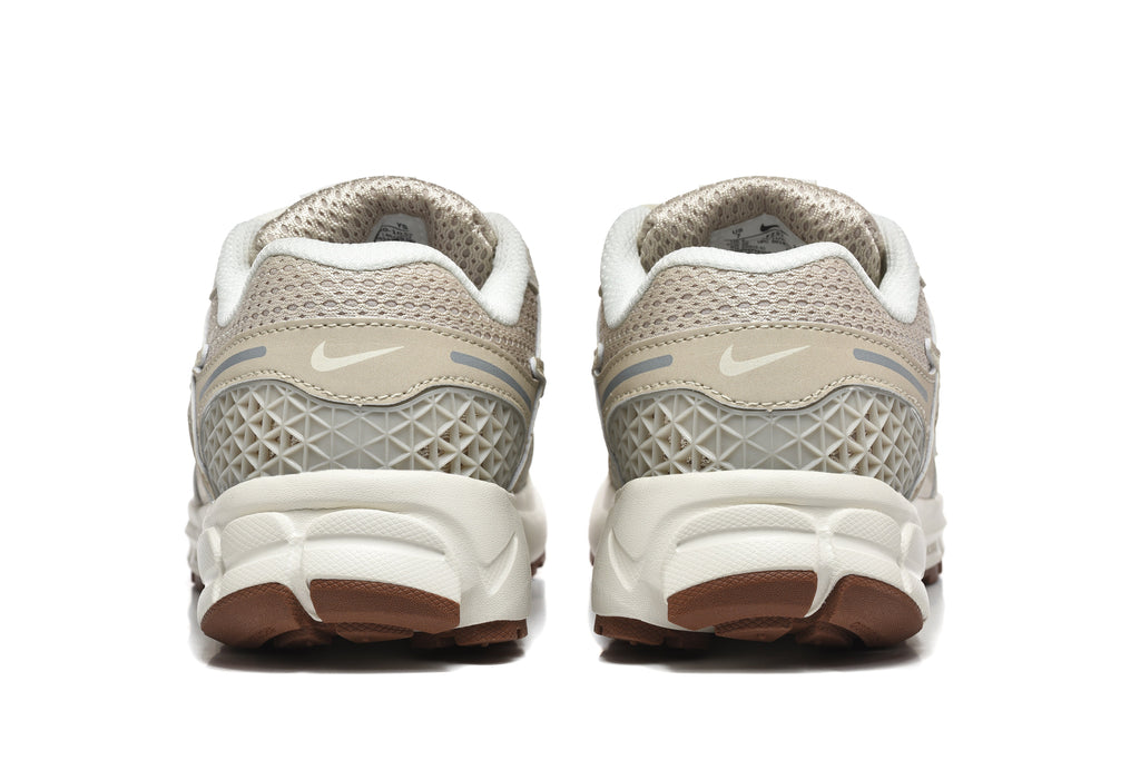 Nike Zoom Vomero 5 Sneakers in Neutral Beige